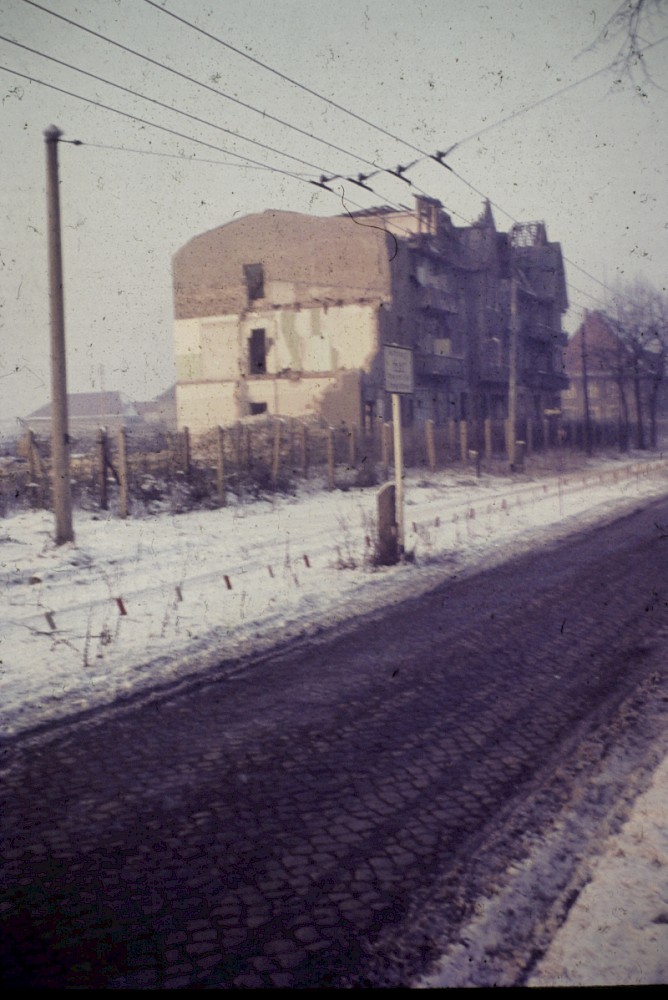 Berlin, Januar 1964 – Geteilte Fahrbahn am Nennhauser Damm (Fotograf: Paul Kremer)
