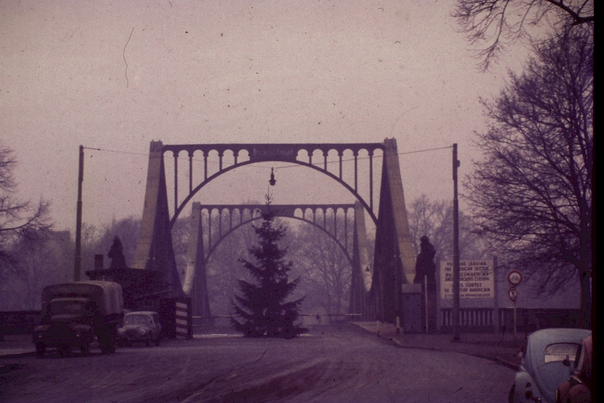 Berlin, Januar 1964 – Glienicker Brücke mit Weihnachtsbaum (Fotograf: Paul Kremer)
