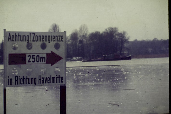 Berlin, 1963 – Sektorenschild der Wassergrenze an der vereisten Havel (Fotograf: Paul Kremer)