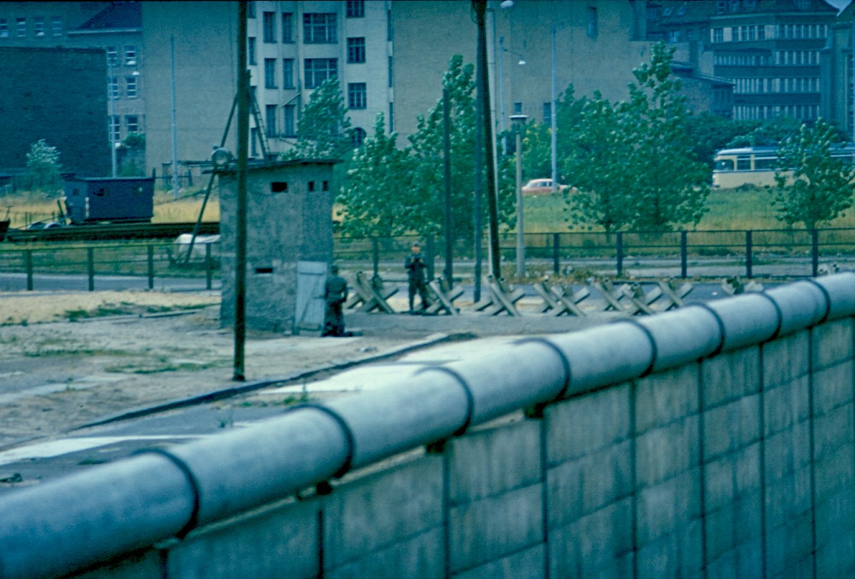 Berlin, ca. 1968 – Grenzstreifen an der Friedrichstraße (Fotograf: Albrecht Roos)