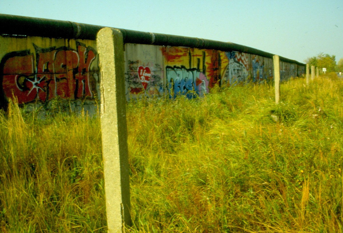 Berlin, 1985 – Grenzmauer in Marienfelde (Fotograf: Albrecht Roos)