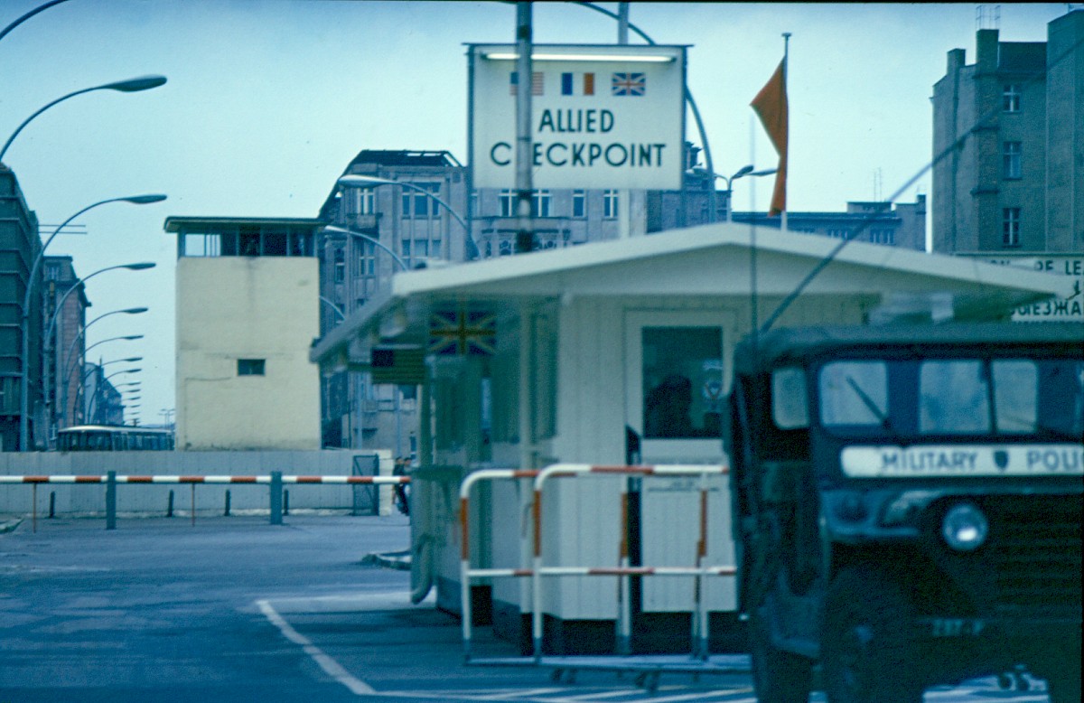 Berlin, 1976 – Checkpoint Charlie und Grenzübergangsstelle Friedrichstraße (Fotograf: Albrecht Roos)