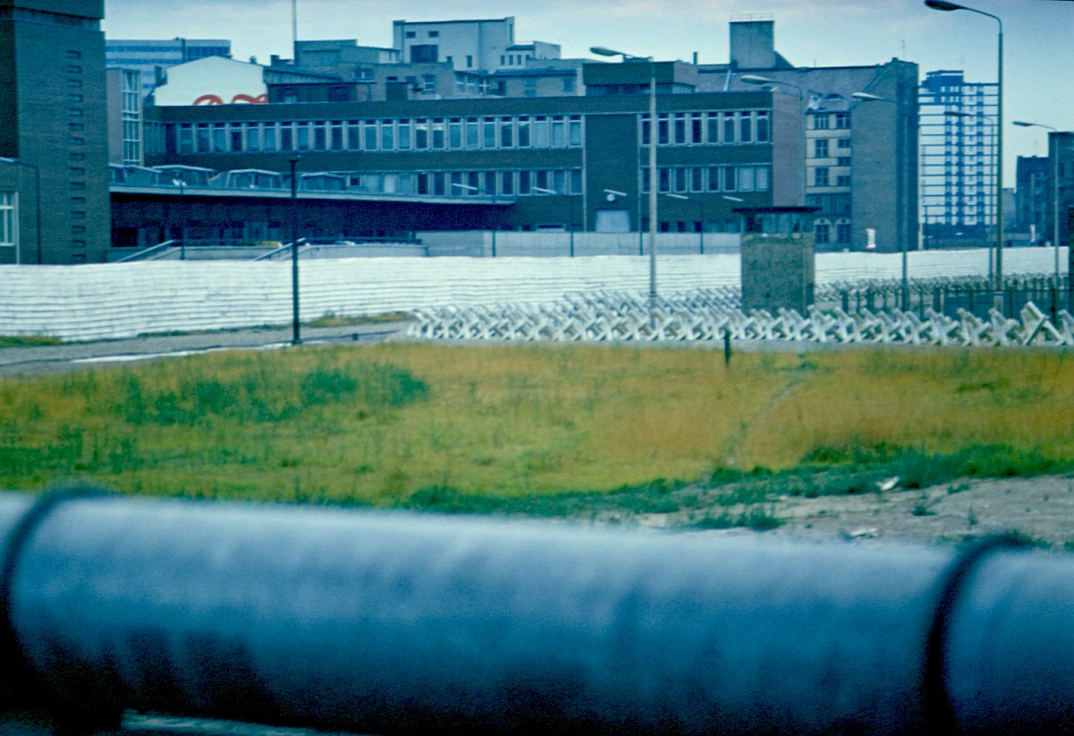 Berlin, 1980 – Grenzstreifen an der Zimmerstraße/Lindenstraße (Fotograf: Albrecht Roos)