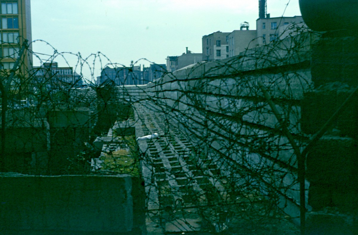 Berlin, ca. 1968 – Verstärkte Grenzmauer an der Zimmerstraße/Axel-Springer-Straße (Fotograf: Albrecht Roos)