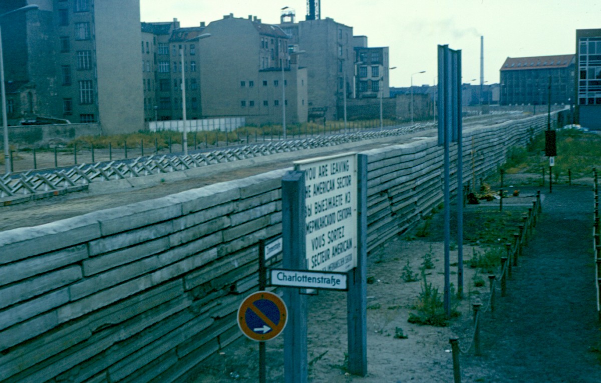 Berlin, ca. 1974 – Grenzstreifen an der Zimmerstraße/Charlottenstraße (Fotograf: Albrecht Roos)