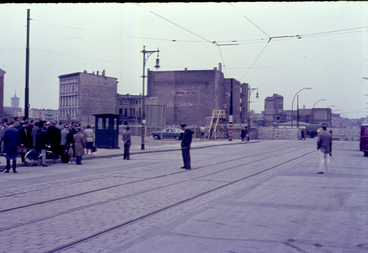 Berlin, 1961 – Grenzübergangsstelle Heinrich-Heine-Straße (Fotograf: )