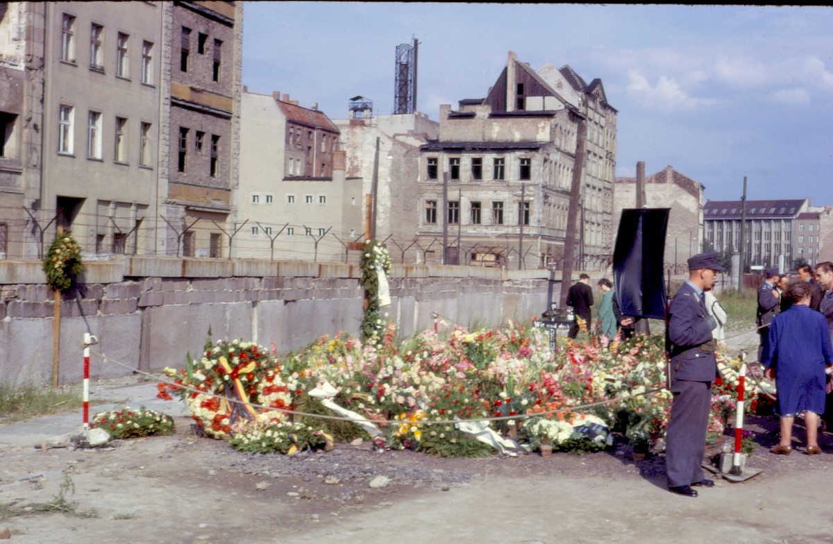 Berlin, August 1963 – Trauerkränze am Mahnmal für Peter Fechter in der Zimmerstraße (Fotograf: )