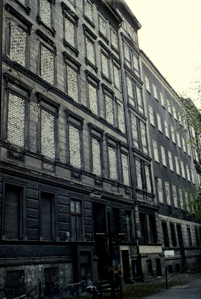 Berlin, ca. 1963 – Vermauerte Grenzhäuser entlang der Bernauer Straße (Fotograf: Wolfgang Schubert)