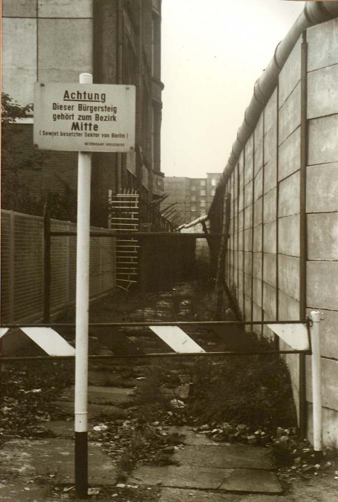 Berlin, 1970 – Warnschild an der Mauer zur Zugehörigkeit des Bürgersteigs zu Ost-Berlin (Fotograf: Wolfgang Schubert)
