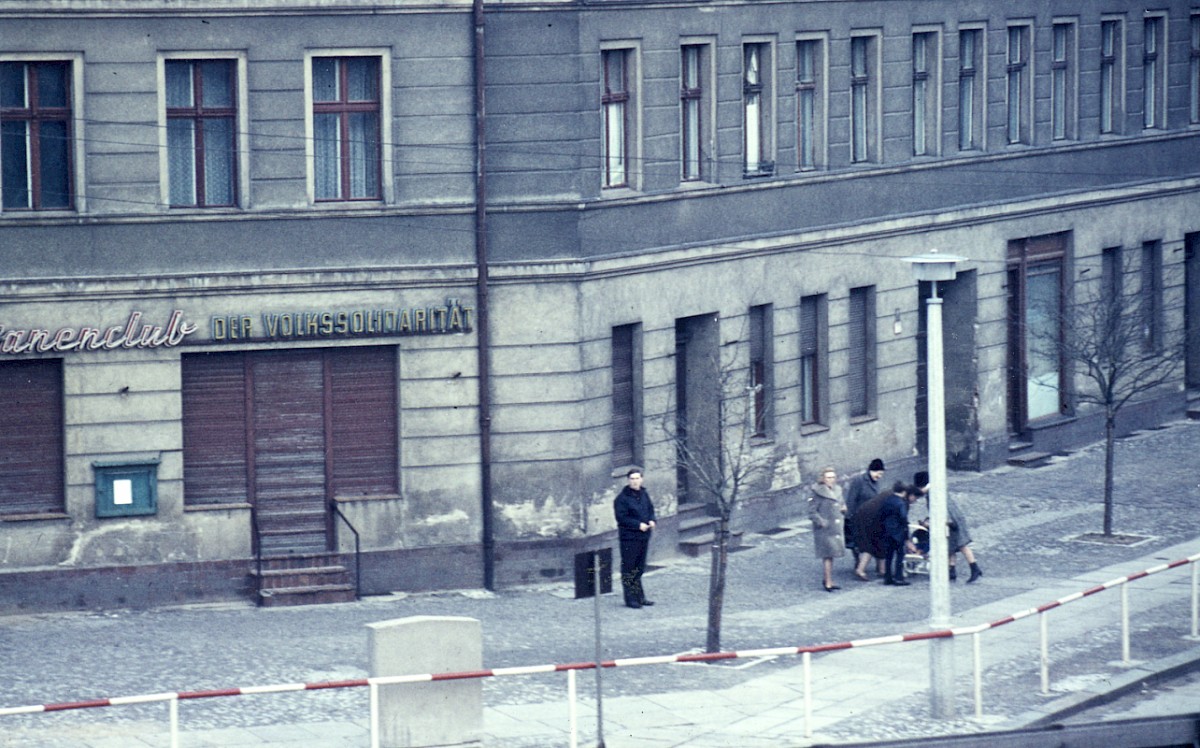 Berlin, 1968 – Absperrungen im Grenzgebiet an der Berliner Mauer (Fotograf: Wolfgang Schubert)