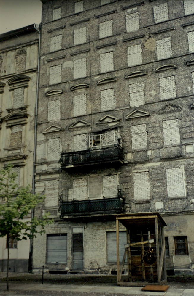 Berlin, ca. 1964 – Vermauerte Fenster und Türen und Gedenkzeichen Ida Siekmann in der Bernauer Straße (Fotograf: Wolfgang Schubert)