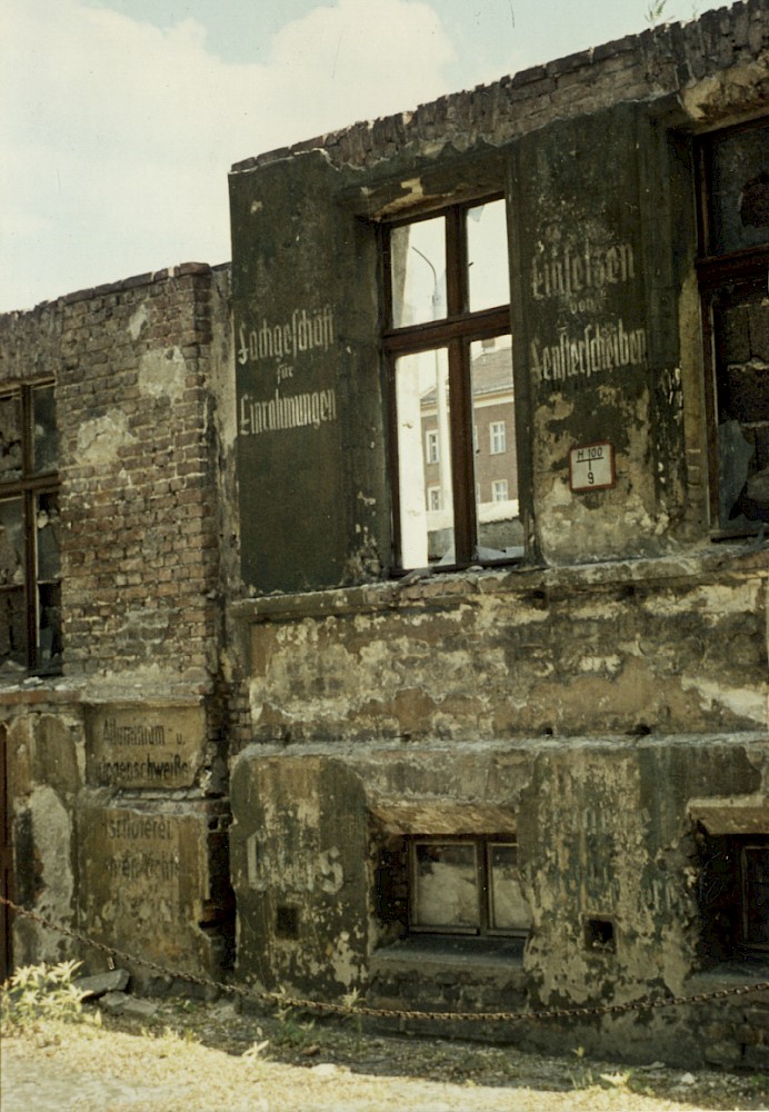 Berlin, ca. 1969 – Hausfassade als Grenzmauer an der Bernauer Straße (Fotograf: Wolfgang Schubert)