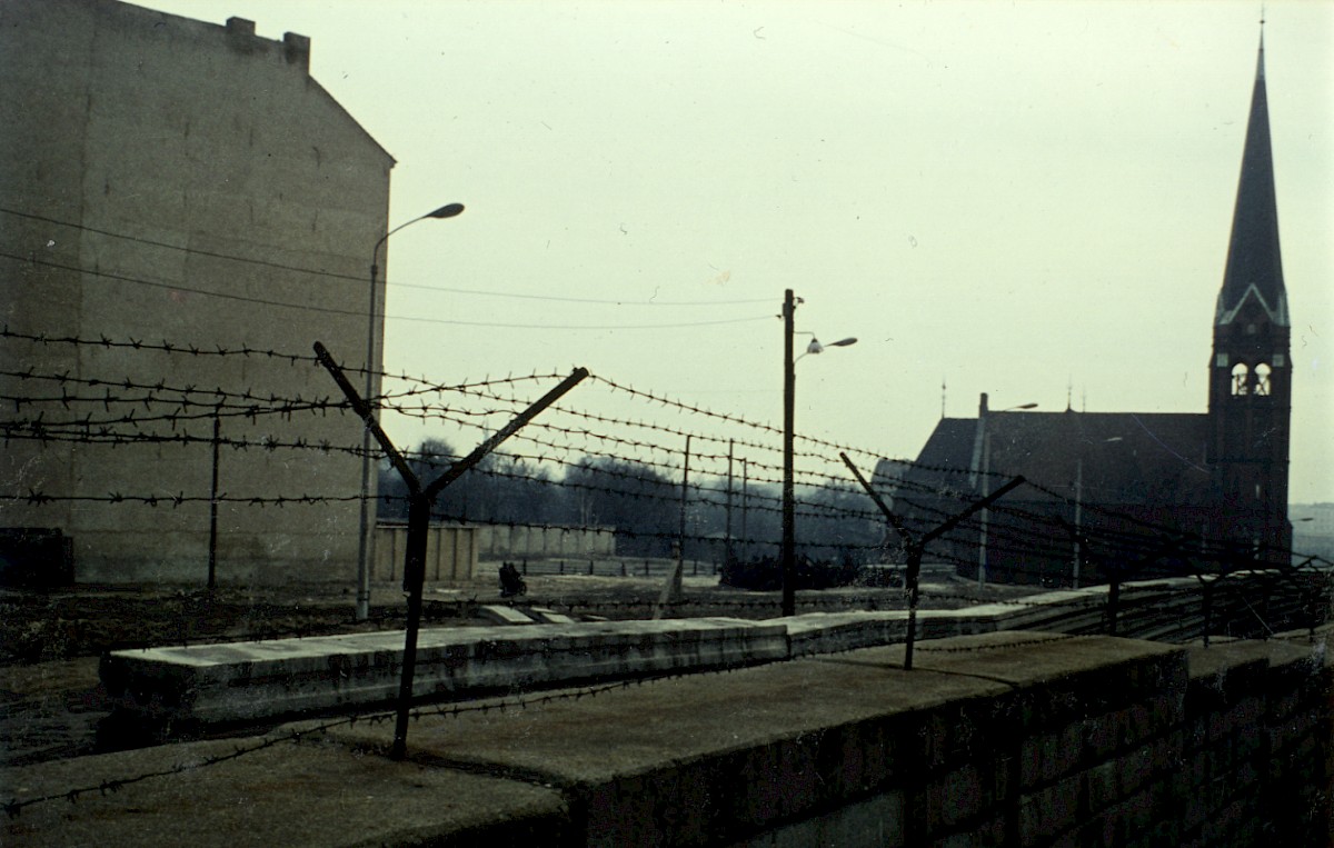 Berlin, ca. 1969 – Grenzmauer und Grenzstreifen in der Bernauer Straße mit der Versöhnungskirche (Fotograf: Wolfgang Schubert)