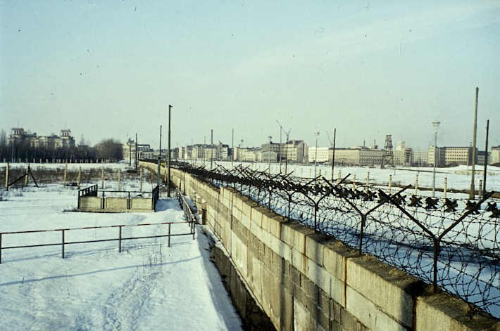 Berlin, ca. 1963 – Grenzmauer entlang der Ebertstraße im Winter (Fotograf: Wolfgang Schubert)