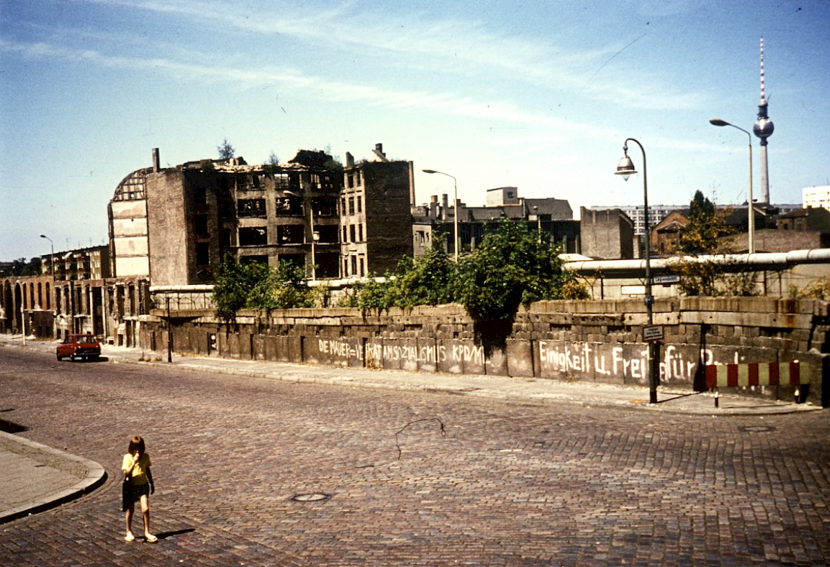 Berlin, ca. 1973 – Ältere und neuere Grenzmauern in der Waldemarstraße (Fotograf: Wolfgang Schubert)