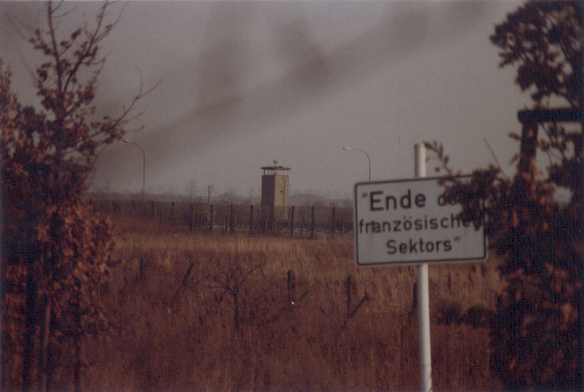 Berlin, Januar 1981 – Grenzstreifen und französisches Sektorenschild an der Quickborner Straße (Fotograf: Hans-Joachim Grimm)