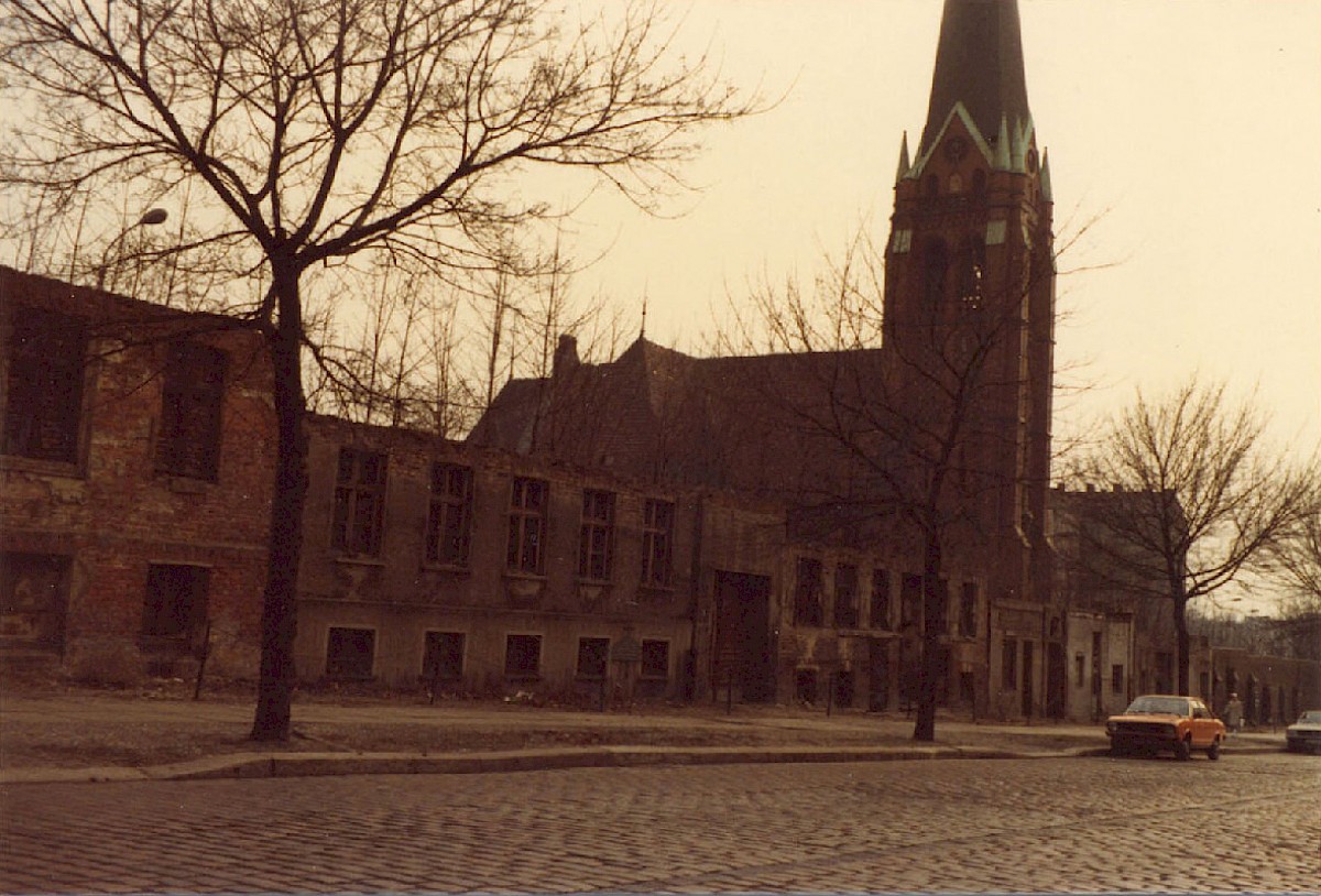 Berlin, März 1980 – Versöhnungskirche und Fassadenreste an der Bernauer Straße (Fotograf: Hans-Joachim Grimm)