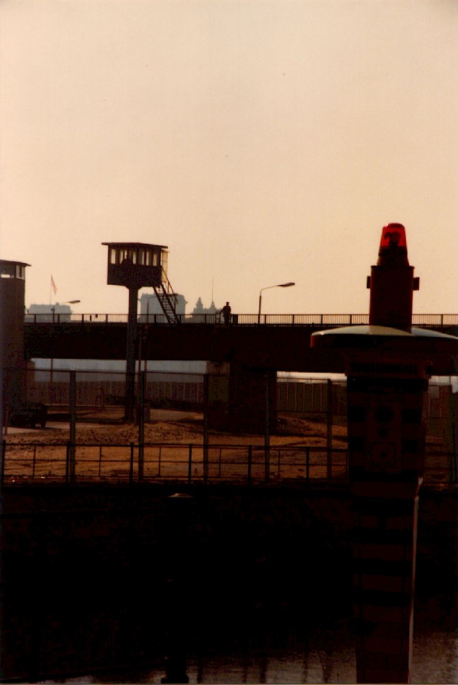 Berlin, ca. 1980 – Notfallsäule am Humboldthafen (Fotograf: Hans-Joachim Grimm)
