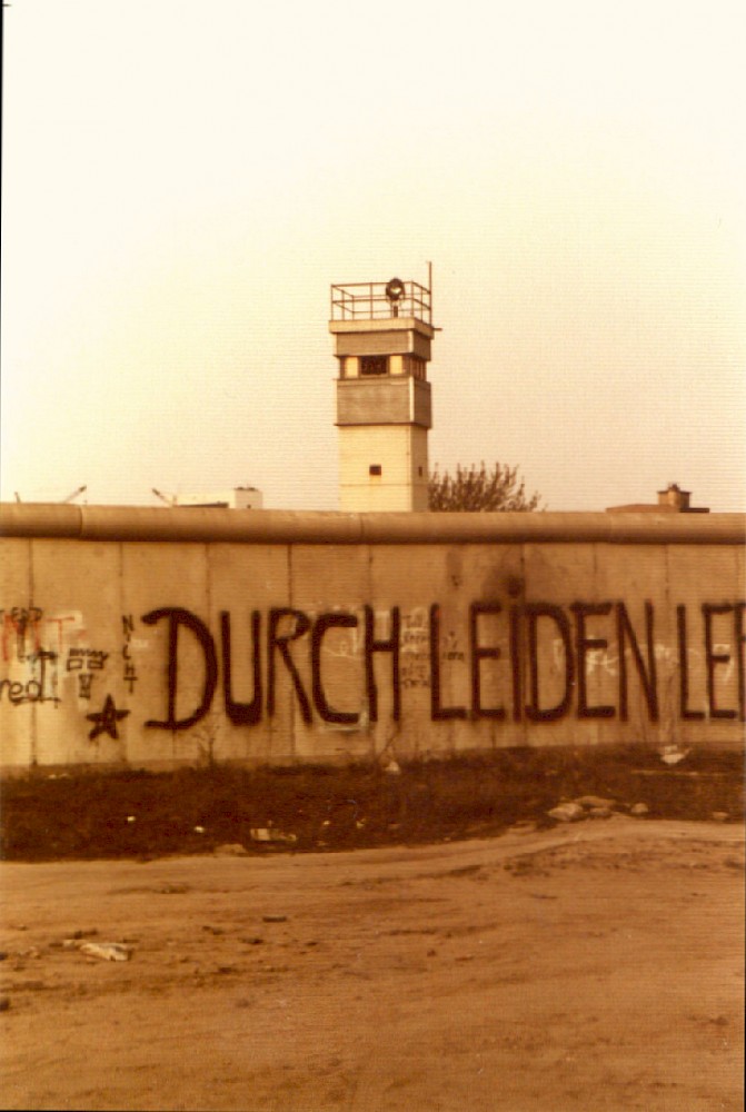 Berlin, August 1982 – Berliner Mauer mit Schriftzug am Potsdamer Platz (Fotograf: Hans-Joachim Grimm)