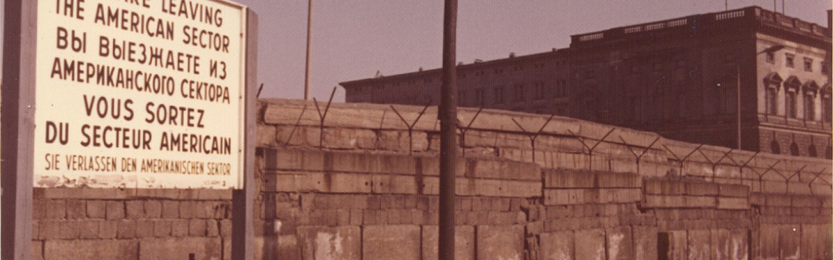 Berlin, ca. 1974 – Amerikanisches Sektorenschild in der Niederkirchnerstraße am Abgeordnetenhaus (Fotograf: Hans-Joachim Grimm)