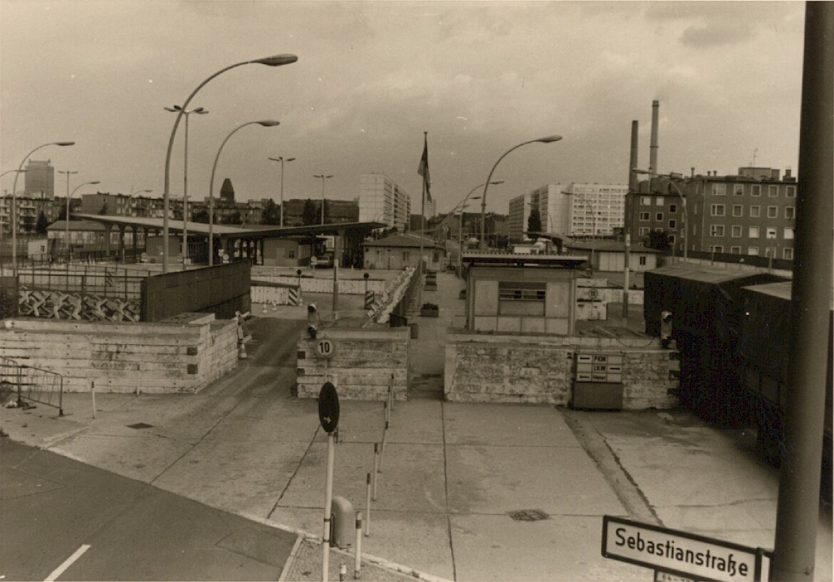 Berlin, 1974 – Grenzübergangsstelle Heinrich-Heine-Straße (Fotograf: Hans-Joachim Grimm)
