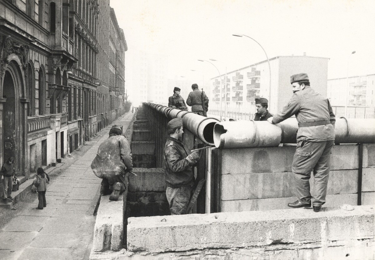 Berlin, 26. März 1974 – Befestigung der Rohrauflage auf der neuen Grenzmauer (Fotograf: Hans-Joachim Grimm)