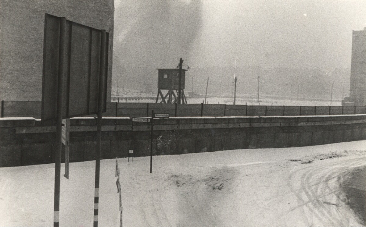 Berlin, Dezember 1969 – Grenzanlagen mit Wachturm an der Dresdener Straße (Fotograf: Hans-Joachim Grimm)