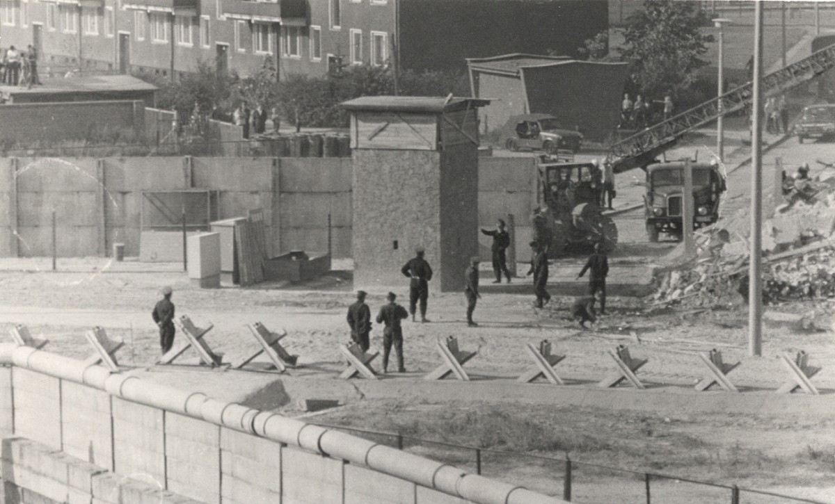 Berlin, 18. Oktober 1973 – Sprengung eines Wohnhauses im Grenzstreifen an der Waldemarstraße (Fotograf: Hans-Joachim Grimm)