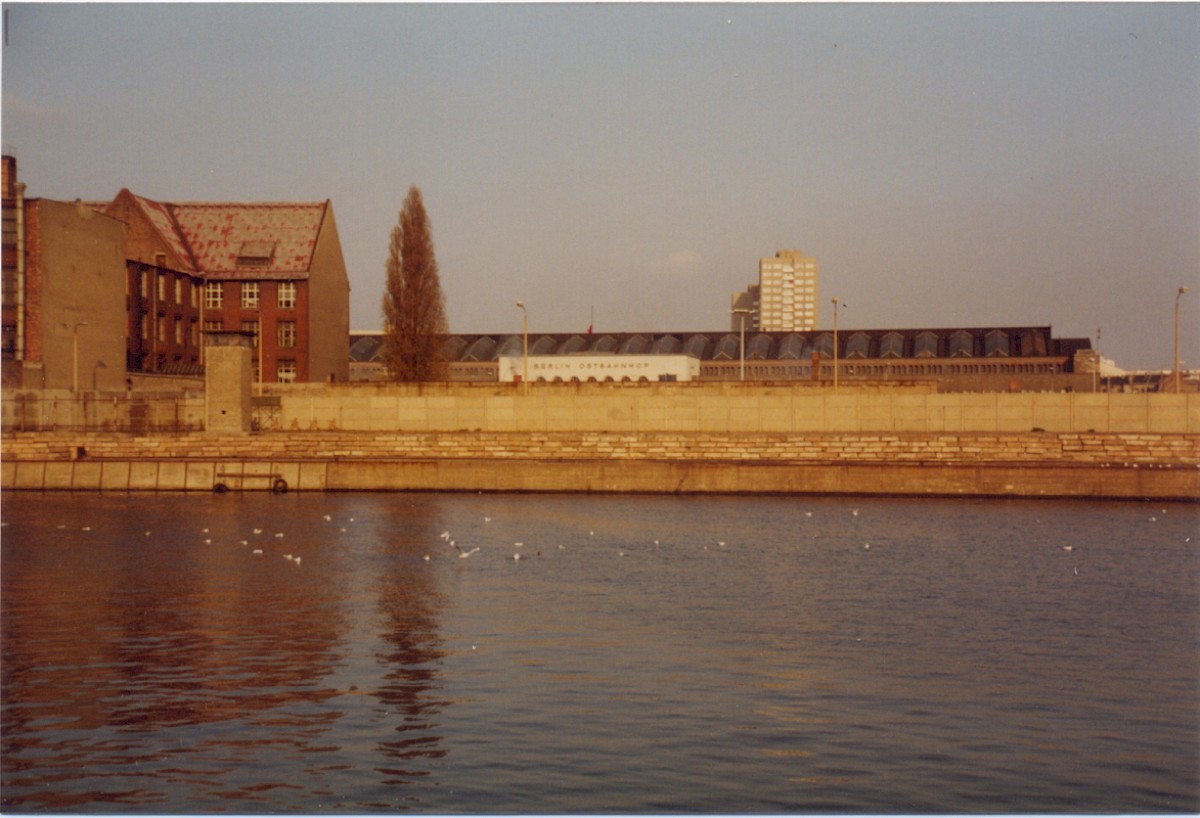 Berlin, 1983 – Berliner Mauer entlang des Spreeufers am Ostbahnhof (Fotograf: Hans-Joachim Grimm)