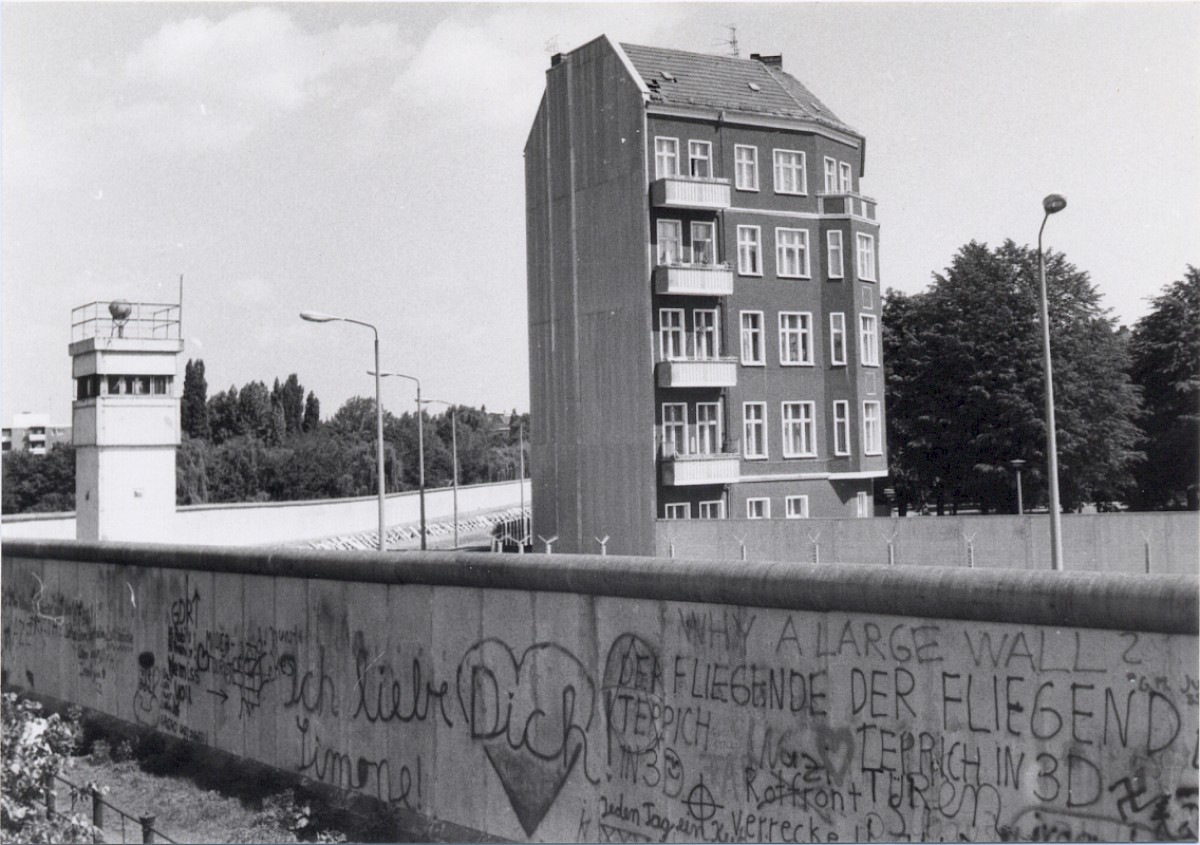 Berlin, Mai 1986 – Berliner Mauer mit Grenzhaus und Wachturm an der Lohmühlenbrücke (Fotograf: Hans-Joachim Grimm)