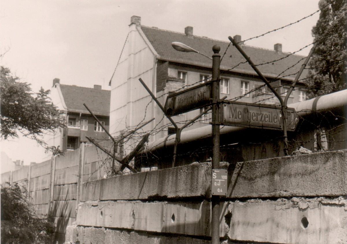 Berlin, 1972 – Grenzmauer mit Abweisern an der Harzer Straße (Fotograf: Hans-Joachim Grimm)