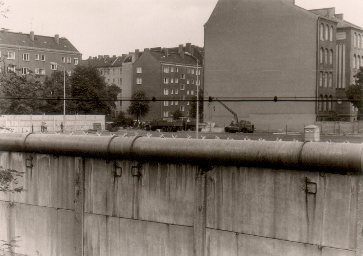 Berlin, 1974 – Errichtung der Hinterlandmauer an der Heidelberger Straße (Fotograf: Hans-Joachim Grimm)