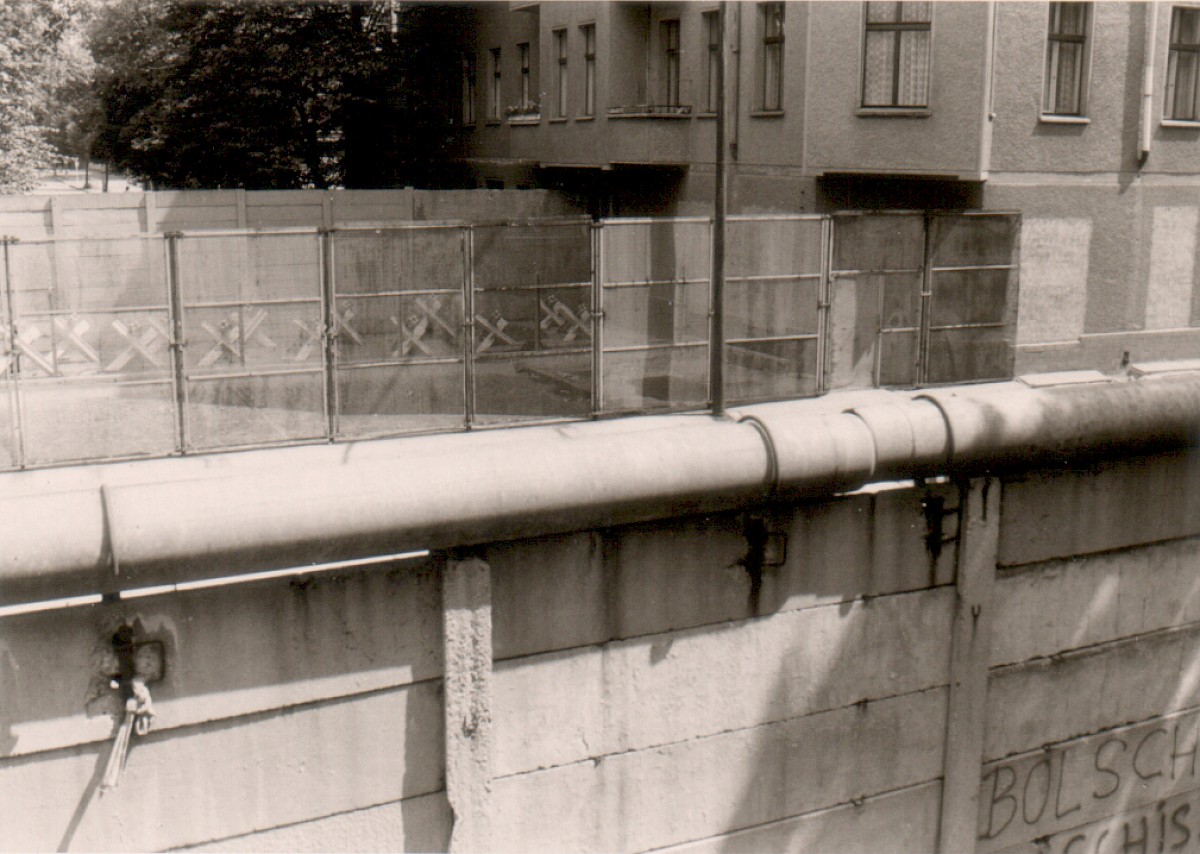 Berlin, 1974 – Grenzstreifen mit Wohnhäusern an der Heidelberger Straße (Fotograf: Hans-Joachim Grimm)
