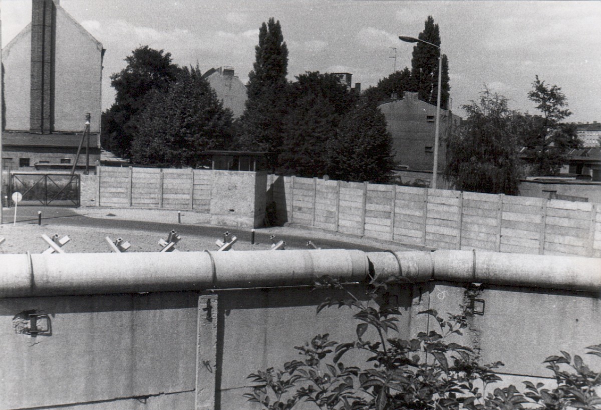 Berlin, 1974 – Grenzstreifen mit Zufahrt an der Kiefholzstraße (Fotograf: Hans-Joachim Grimm)