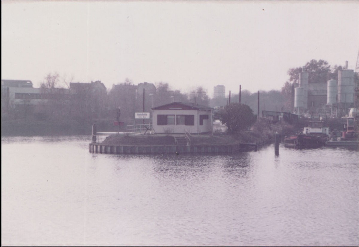 Berlin, 1983 – Kontrollstelle der Wasserstraße am Teltowkanal am Hafen Britz-Ost (Fotograf: Hans-Joachim Grimm)