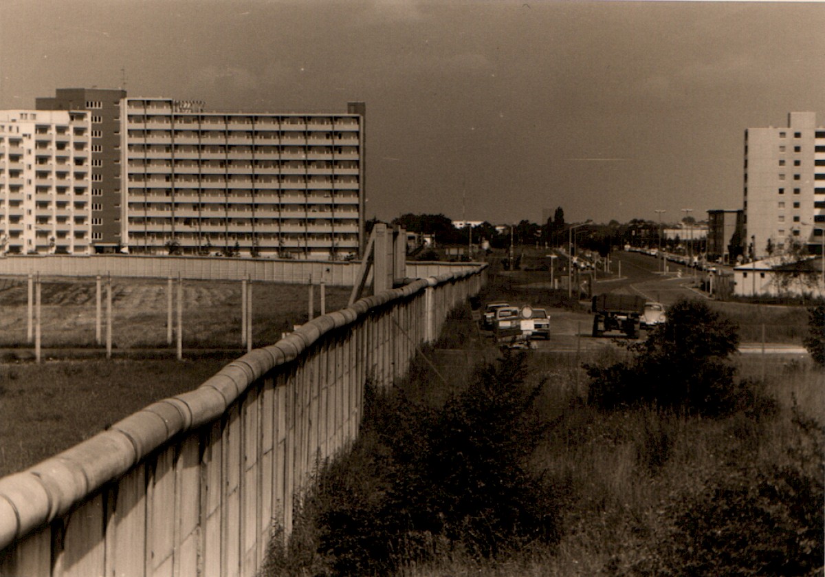 Berlin, 1973 – Grenzmauer mit Zufahrtsweg zur Deponie Großziethen (Fotograf: Hans-Joachim Grimm)