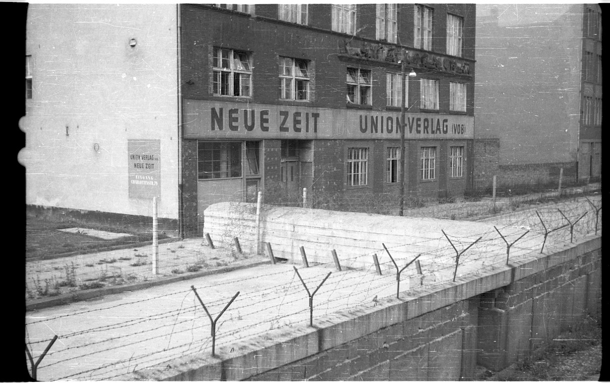 Berlin, ca. 1962 – Grenzmauer und Druckerei der Zeitung "Neue Zeit" an der Zimmerstraße (Fotograf: )