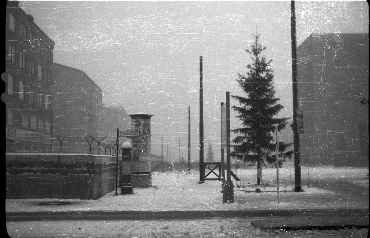 Berlin, Dezember 1961 – Verschneite Friedrichstraße Ecke Zimmerstraße mit Weihnachtsbaum (Fotograf: )