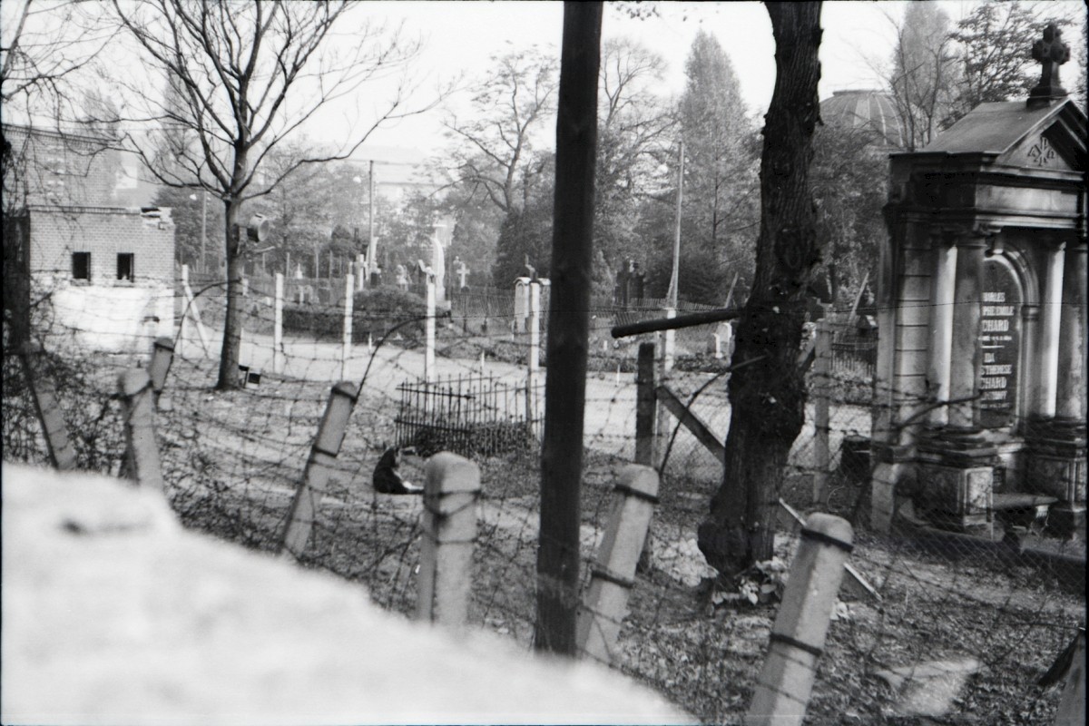 Berlin, 1962 – Grenzanlagen mit Wachhund am Friedhof an der Liesenstraße (Fotograf: Albrecht Roos)