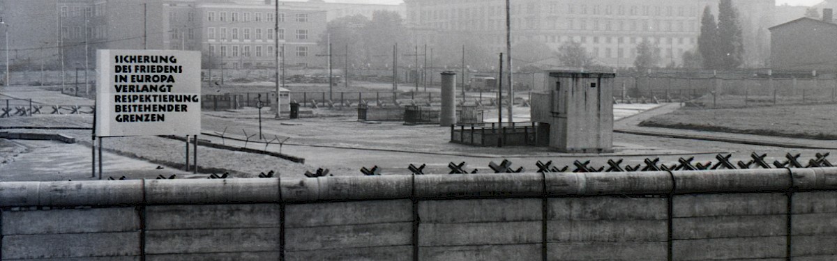 Berlin, 1971 – Betonplattenmauer und Grenzstreifen am Potsdamer Platz (Fotograf: Albrecht Roos)