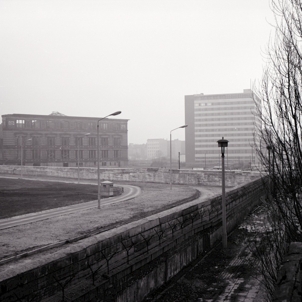 Berlin, 1971 – Grenzstreifen am Martin-Gropius-Bau und Europahaus (Fotograf: Albrecht Roos)