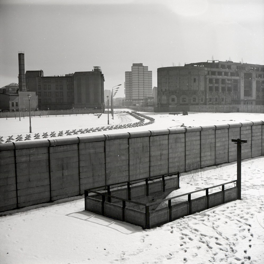 Berlin, 1971 – Grenzstreifen und geschlossener Eingang zum S-Bahnhof an der Grenzmauer auf dem Potsdamer Platz (Fotograf: Albrecht Roos)