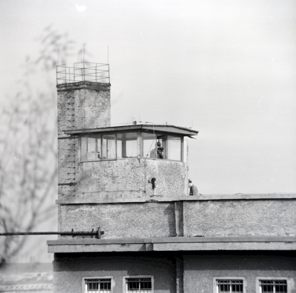 Berlin, 1971 – Wachturm auf dem Dach des Zentralverwaltungsgebäudes der Konsumgenossenschaft (Fotograf: Albrecht Roos)