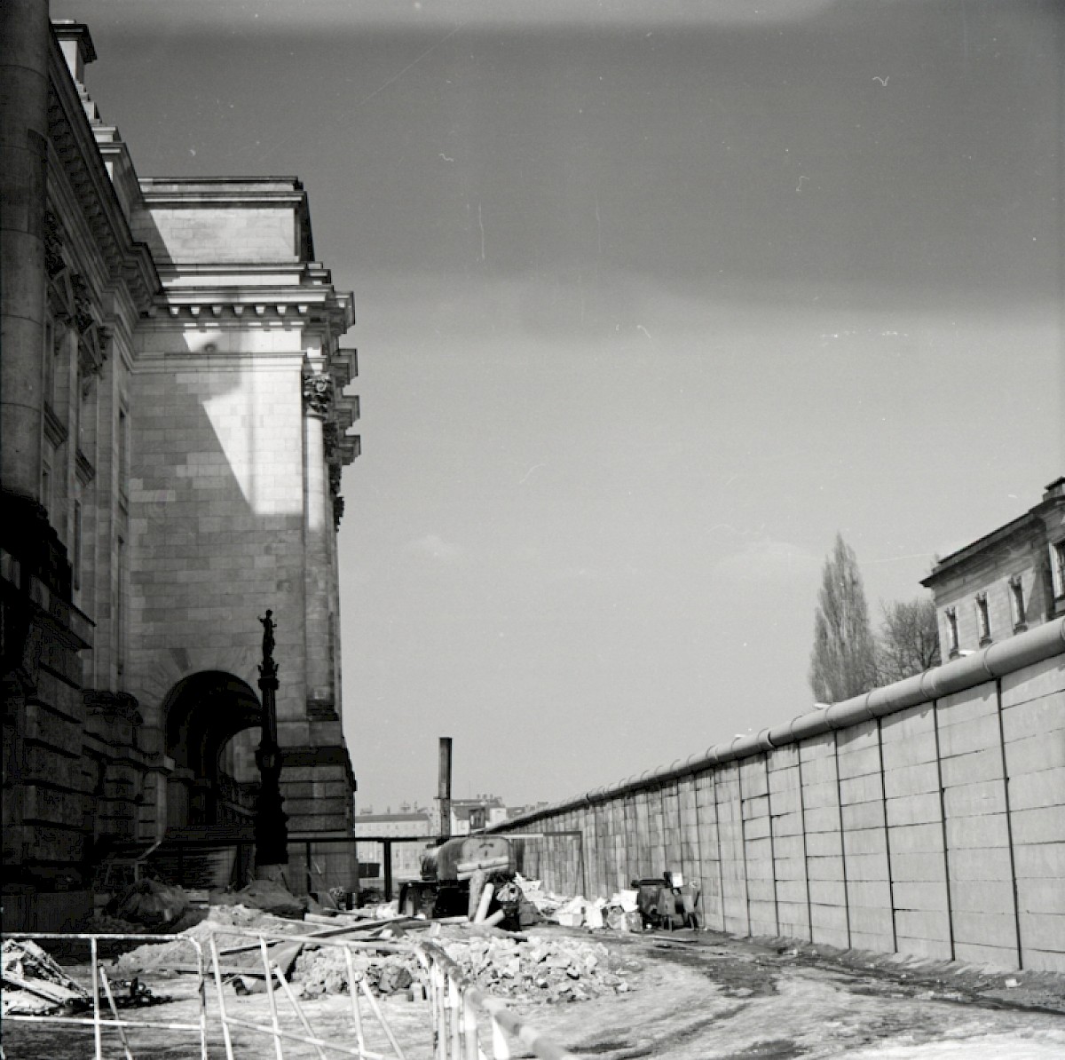 Berlin, 1971 – Betonplattenmauer und Reichstag am Friedrich-Ebert-Platz (Fotograf: Albrecht Roos)