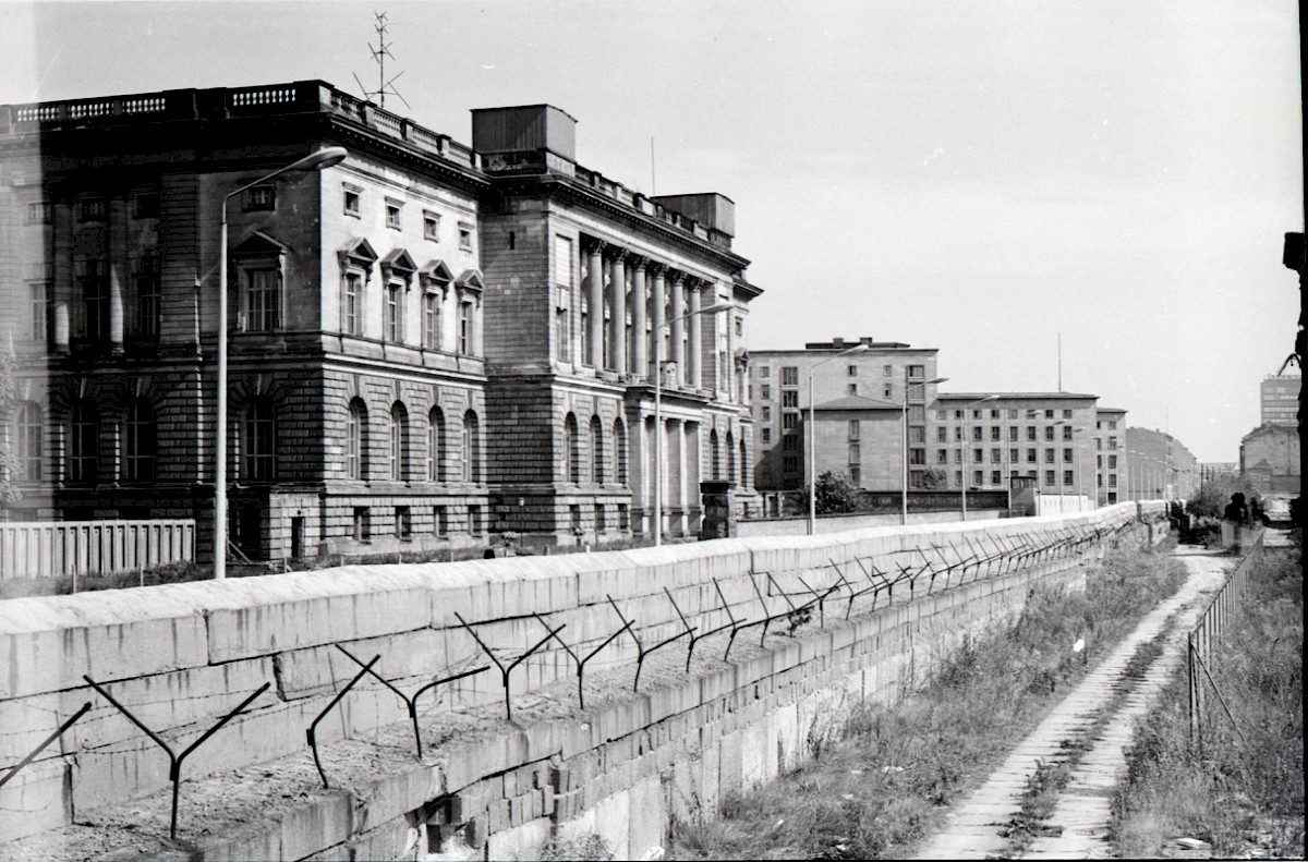 Berlin, 1971 – Betonverbund- und Betonschichtmauer vor dem Abgeordnetenhaus von Berlin (Fotograf: Albrecht Roos)