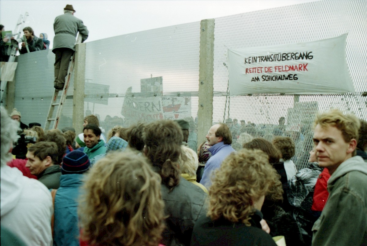 Berlin, ca. 1990 – Bürgerinitiative "Rettet die Marienfelder Feldmark" am Grenzzaun am Schichauweg (Fotograf: Albrecht Roos)