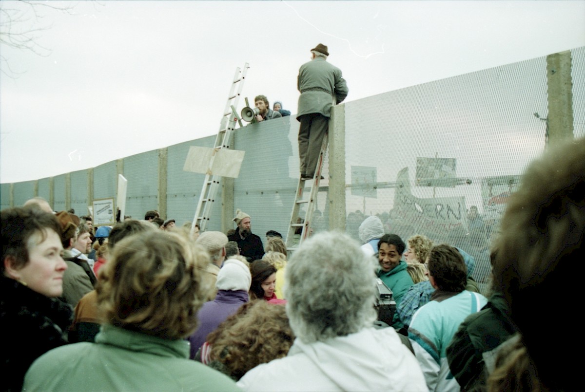 Berlin, 1990 – Bürgerinitiative "Rettet die Marienfelder Feldmark" protestiert am Grenzzaun am Schichauweg (Fotograf: Albrecht Roos)