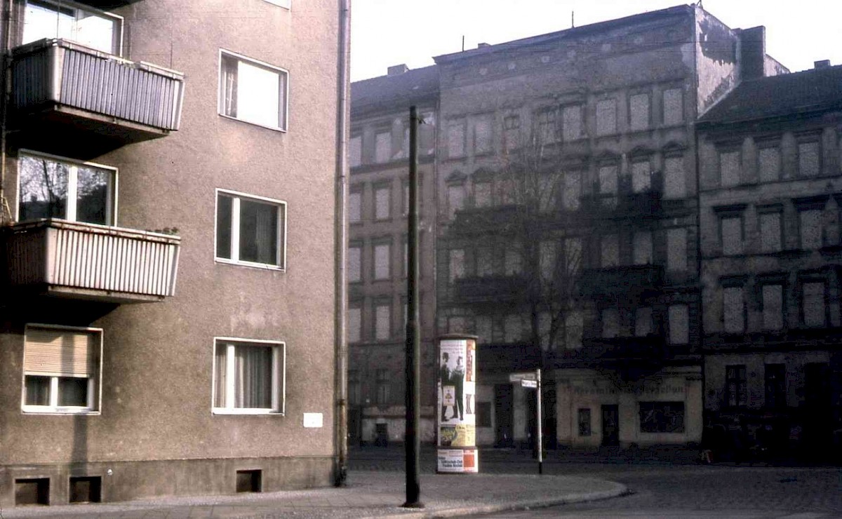 Berlin, Januar 1964 – Grenzhäuser mit  vernauerten Türen und Fenstern an der Ecke Bernauer Straße/Wolgaster Straße (Fotograf: Joachim Freese)