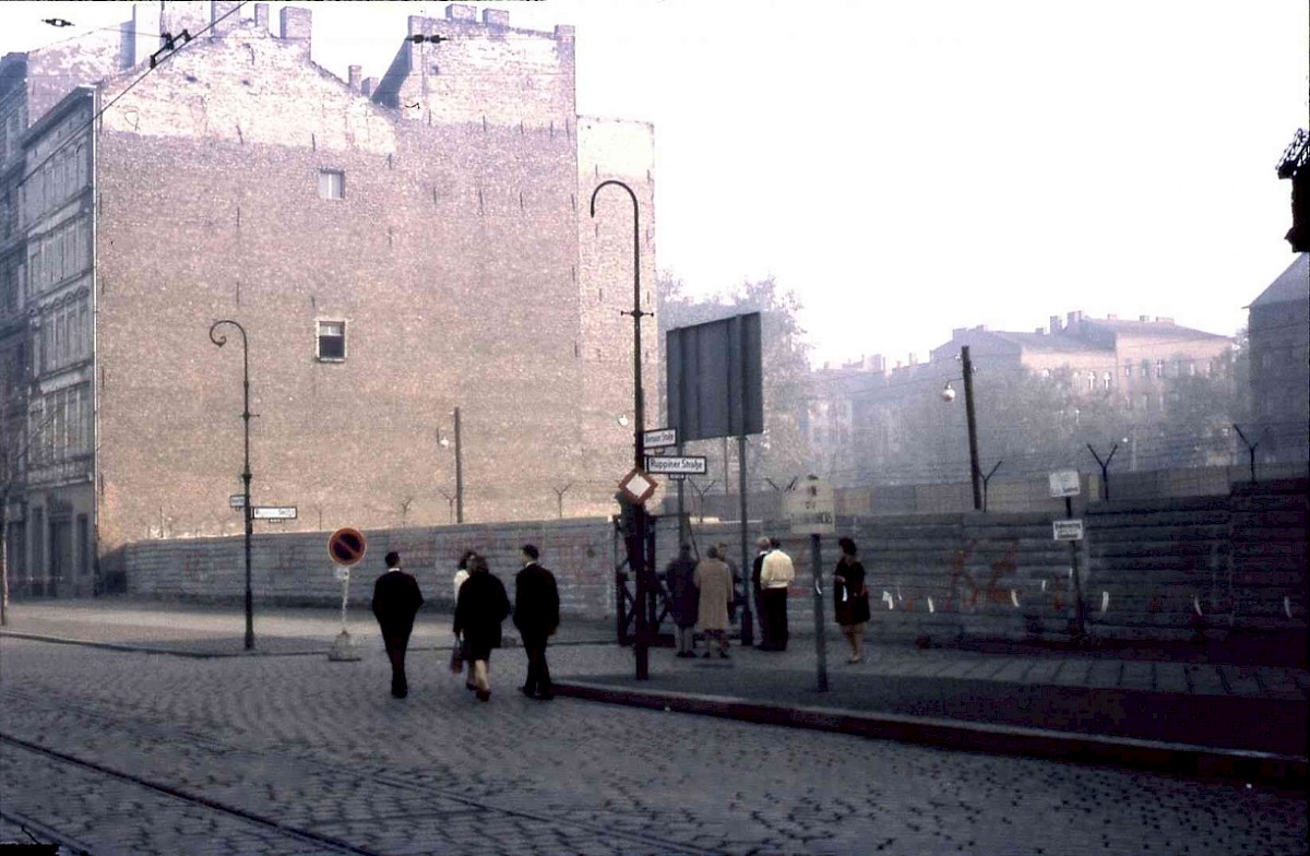 Berlin, Januar 1964 – Mauerbesucher an der Bernauer Straße/Ruppiner Straße (Fotograf: Joachim Freese)