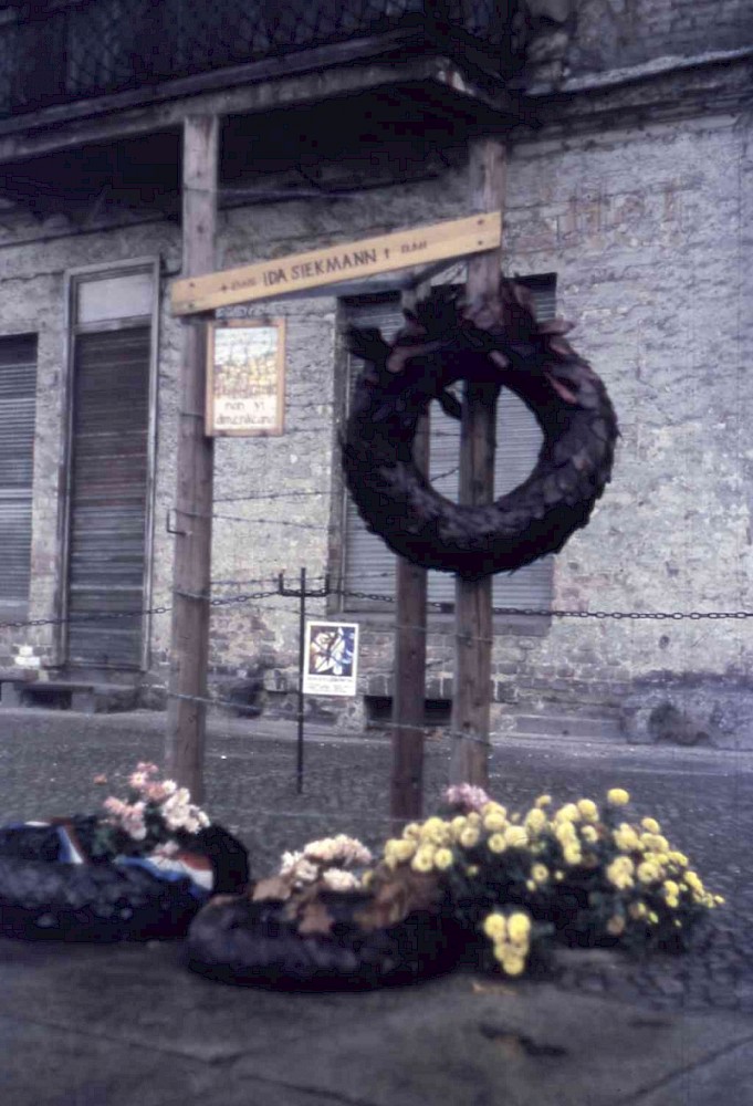 Berlin, Januar 1964 – Gedenkzeichen für Ida Siekmann an der Bernauer Straße mit niedergelegten Trauerkränzen (Fotograf: Joachim Freese)